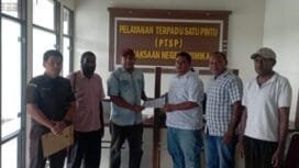 Koordinator Moker Timika, Billy Laly dan rekan-rekan ketika menyerahkan berkas laporan ke pihak Kejari Timika. (Foto: Istimewa)