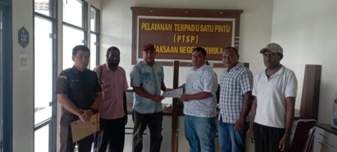 
Koordinator Moker Timika, Billy Laly dan rekan-rekan ketika menyerahkan berkas laporan ke pihak Kejari Timika. (Foto: Istimewa)
