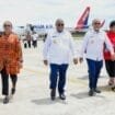 Gubernur dan Wakil Gubernur Papua Tengah, Meki Nawipa didampingi istri dan Deinas Geley yang juga didampingi istri saat tiba di Nabire Papua Tengah usai mengikuti Retret beberapa waktu lalu. (Foto: Humas Pemprov Papua Tengah)