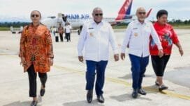 Gubernur dan Wakil Gubernur Papua Tengah, Meki Nawipa didampingi istri dan Deinas Geley yang juga didampingi istri saat tiba di Nabire Papua Tengah usai mengikuti Retret beberapa waktu lalu. (Foto: Humas Pemprov Papua Tengah)