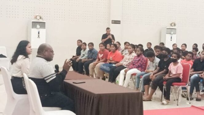 
Gubernur Meki Nawipa Berkunjung Ke Sekolah GenIUS di Jakarta