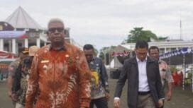 Bupati Mimika, Johannes Rettob ketika didampingi mantan PJ Bupati Mimika, Yonathan Demme Tangdilintin. (Foto: Kristin Rejang/Sasagupapua.com)