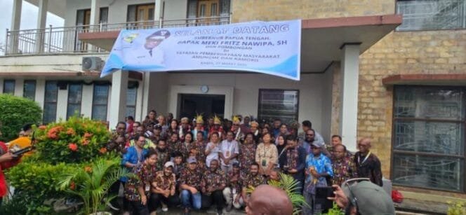 
Momen Gubernur dan Wakil Gubernur Papua Tengah berfoto bersama keluarga besar YPMAK. (Foto: Jimmy)