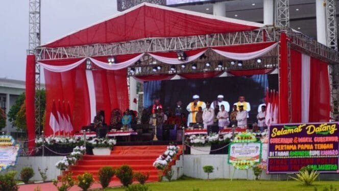 
Suasana acara syukuran Pelantikan Bupati dan Wakil Bupati Mimika dan Perkenalan Gubernur Papua Tengah. (Foto: Edwin Rumanasen)