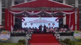 Gubernur dan Wakil Gubernur Papua Tengah, Meki Nawipa dan Deinas Geley saat membawa sambutan di Timika. (Foto: Edwin Rumanasen)