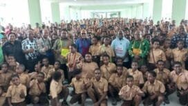 Gubernur dan Wakil Gubernur Papua Tengah saat berfoto bersama anak-anak sekolah Taruna Papua. (Foto:Istimewa)