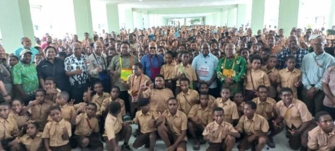 
Gubernur dan Wakil Gubernur Papua Tengah saat berfoto bersama anak-anak sekolah Taruna Papua. (Foto:Istimewa)