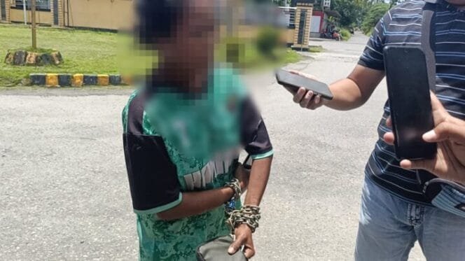 
R ketika mendatangi Polsek Miru dan diwawancarai oleh awak media. (Foto: Ist)