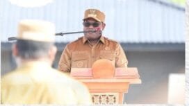 Gubernur Papua Tengah, Meki Nawipa saat memimpin apel perdana, Jumat (7/3/2025). (Foto: Humas Pemprov Papua Tengah)