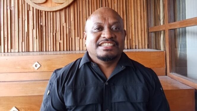 
Ketua Panitia Pelantikan dan Sertijab Bupati dan Wakil Bupati Mimika, Ronny Maryen. (Foto: Kristin Rejang)