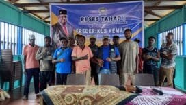 Anggota DPRK Mimika Frederikus Kemaku saat foto bersama warga Amamapare di pulau Karaka saat akhir reses.(Foto: Edwin Rumanasen)