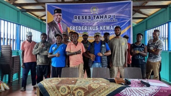 
Anggota DPRK Mimika Frederikus Kemaku saat foto bersama warga Amamapare di pulau Karaka saat akhir reses.(Foto: Edwin Rumanasen)