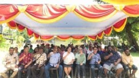 Anggota DPRK Mimika Fraksi PKB, Yuliana Amisim berfoto bersama masyarakat di Kelurahan Kuala Kencana RT 3 dan 4. (Foto: Istimewa)