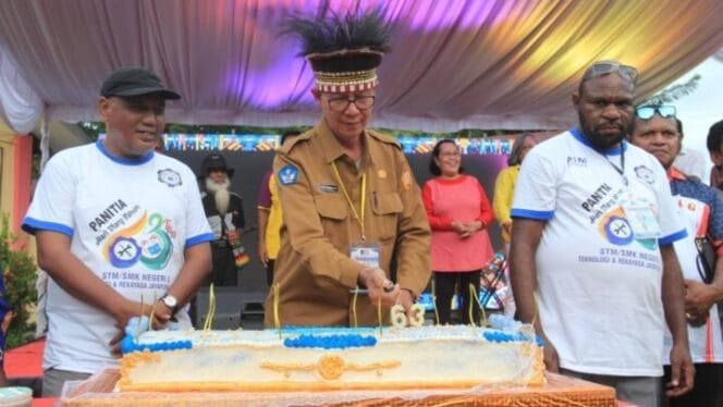 
Kepala Sekolah SMKN 3 Jayapura, Fransiskus Tunggul Kasih Amarta, S.Pd saat membakar lilin. (Foto: Istimewa)