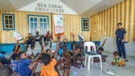 Suasana saat pegawai Bea Cukai Timika mengajar anak-anak dari Kampung Amamapare Timika. (Foto: Istimewa)