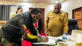 Calon wakil bupati Puncak Jaya nomor urut 1, Mus Kogoya saat tanda tangan pernyataan disaksikan Gubernur Papua Tengah Meki Nawipa, Senin, (10/3/2024). (Dok. Abeth You)