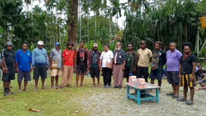 
Proses Penyelesaian Denda Adat dari pihak pelaku. (Foto: Istimewa)