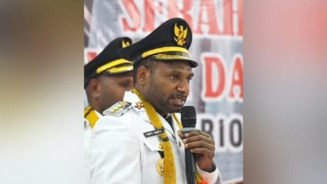 
Bupati Paniai definitif, Yampit Womaki Nawipa, Amd.Tek., saat perbidato di Sertijab Bupati Kabupaten Paniai 2025-2030. Foto: Istimewa