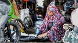 Hajah Khairi, saat bekerja di bengkel nya yang terletak di Sp2, Kabupaten Mimika. (Foto: Kristina Rejang)