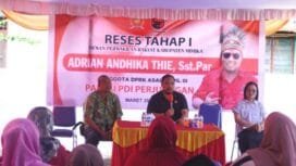 Reses I Anggota DPRK Mimika Dari PDI Perjuangan Adrian Andhika Thie,S.St,Par (Tengah) di kelurahan Otomona. (Foto: Edwin Rumanasen)