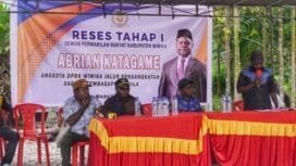 Anggota Dewan Perwakilan Rakyat Kabupaten (DPRK) Mimika jalur pengangkatan, Abrian Katagame saat menjaring aspirasi masyarakat Distrik Jila pada Reses Tahap I. (Foto: Edwin Rumanasen)