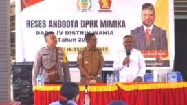 Anggota DPRK Mimika, Elinus Balinol Mom saat momen reses di kelurahan Kamoro Jaya. (Foto: Edwin Rumanasen)