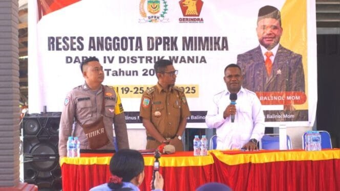 
Anggota DPRK Mimika, Elinus Balinol Mom saat momen reses di kelurahan Kamoro Jaya. (Foto: Edwin Rumanasen)
