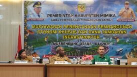 PJ. Sekda Kabupaten Mimika, Petrus Yumte, Kepala Bappeda Kabupaten Mimika, Yohana Paliling dan anggota DPRK Mimika saat menyimak sambutan Sekertaris Bapperida Provinsi Papua Tengah. (Foto: Edwin Rumanasen/Sasagupapua.com)
