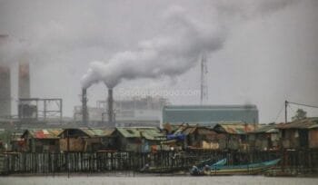 Suasana rumah masyarakat di Amamapare yang berdampingan dengan Area Industrial Porsite PT.Freepot Indonesia. (Foto: Kristin Rejang/Sasagupapua.com)