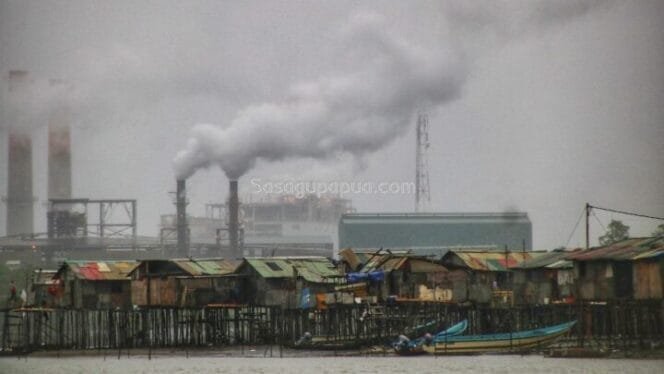 
Suasana rumah masyarakat di Amamapare yang berdampingan dengan Area Industrial Porsite PT.Freepot Indonesia. (Foto: Kristin Rejang/Sasagupapua.com)