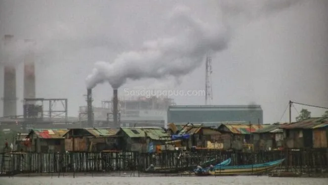 
Suasana rumah masyarakat di Amamapare yang berdampingan dengan Area Industrial Porsite PT.Freepot Indonesia. (Foto: Kristin Rejang/Sasagupapua.com)