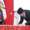 Kriso Wandi Siahaan saat menandatangani berita acara pengukuhan yang disaksikan oleh Gubernur Papua Tengah, Meki Nawipa. (Foto: Humas Provinsi Papua Tengah)