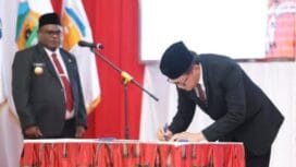 Kriso Wandi Siahaan saat menandatangani berita acara pengukuhan yang disaksikan oleh Gubernur Papua Tengah, Meki Nawipa. (Foto: Humas Provinsi Papua Tengah)