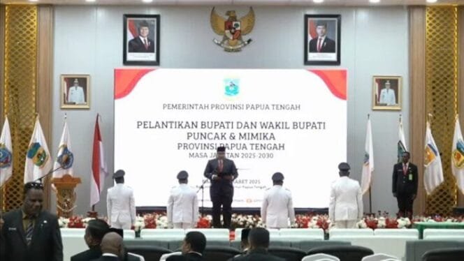 
Gubenur Papua Tengah, Meki Nawipa saat melantik Bupati Mimika dan Puncak. (Foto: Humas Pemprov Papua Tengah)