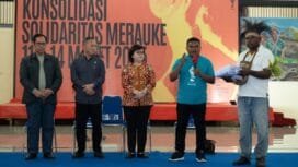 (Dari kiri) Agustinus Guritno, Asisten I Sekretaris Daerah Provinsi Papua Selatan; Mugiyanto Sipin, Wakil Menteri HAM RI; Atnike Sigiro, Ketua Komnas HAM RI; Teddy Wakum, Ketua LBH Papua Merauke; Simon Balagaize, perwakilan komunitas masyarakat adat Malind hadir mendampingi pembacaan Deklarasi Konsolidasi Solidaritas Merauke, 14 Maret 2025. (Sumber: Walhi)