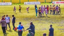 Pemain Kedua Kesebelasan serta official saat saling protes pada laga Persemi vs Persinab. ( Foto: Edwin Rumanasen/sasaguapapua)