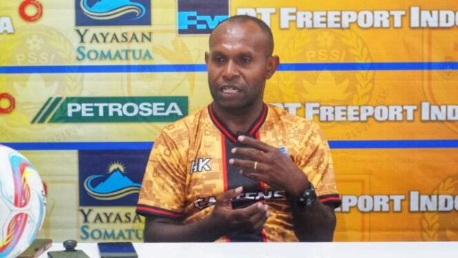 
Pelatih Persipuncak Cartensz, Hendriko Kiwak. (Foto: Edwin Rumanasen/sasagupapua)