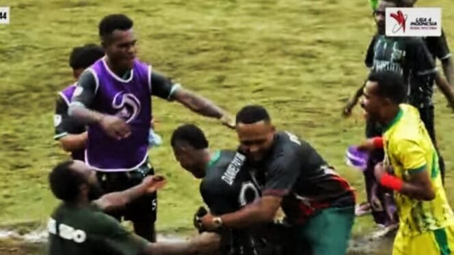 
Pemain Persido Dogiyai saat merayakan gol yang dicetak Daniel Payawa. (Foto: Capt YouTube asprov PPT)