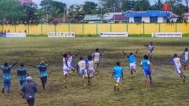 Persipuncak Cartensz merayakan kemenangan setelah Capten tim Neri Alom berhasil mengeksekusi penalti penentu kemenangan dan membawa tim meraih juara. (Foto: Edwin Rumanasen/sasagupapua)