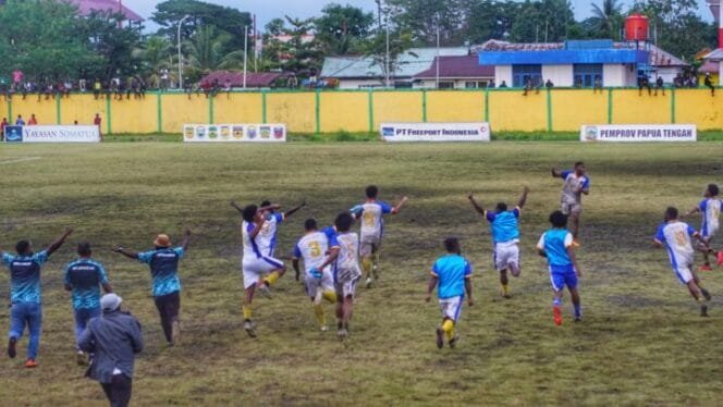 
Persipuncak Cartensz merayakan kemenangan setelah Capten tim Neri Alom berhasil mengeksekusi penalti penentu kemenangan dan membawa tim meraih juara. (Foto: Edwin Rumanasen/sasagupapua)