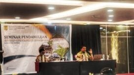 Perwakilan LPPM UKI Paulus Makassar saat menyampaikan materi terkait Master Plan Persampahan. (Foto: Edwin Rumanasen)