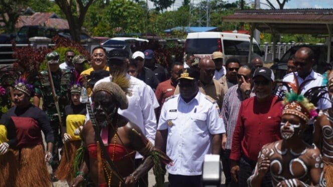
Papua Tengah, Meki Nawipa bersama rombongan saat disambut dengan tarian oleh WB Lapas Kelas IIB Timika. (Foto: Kristin Rejang)