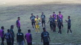 Pemain Persido Dogiyai saat melayangkan protes. (Foto: Edwin Rumanasen/sasagupapua.com)