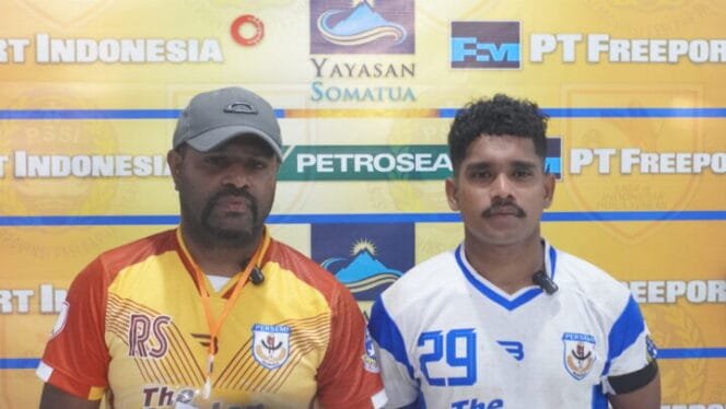 
Pelatih Persemi Mimika Reinhard Sokoy didampingi kapten kesebelasan Charenz Huwae saat konferensi pers usai berlaga. (Foto: Edwin Rumanasen/sasagupapua)