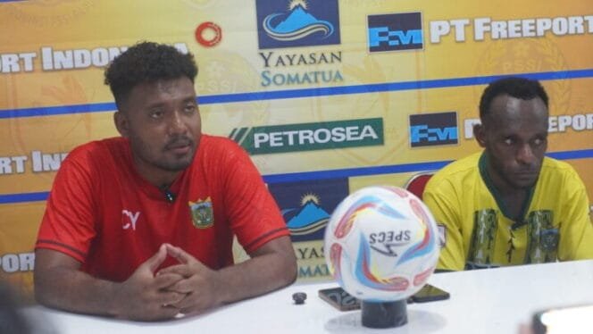 
Pelatih Persido Dogiyai, Chrislew Yarangga bersama Kapten Tim Fransiskus Goo saat Konferensi Pers, Senin(14/4/2025). Foto: Edwin Rumanasen/sasagupapua