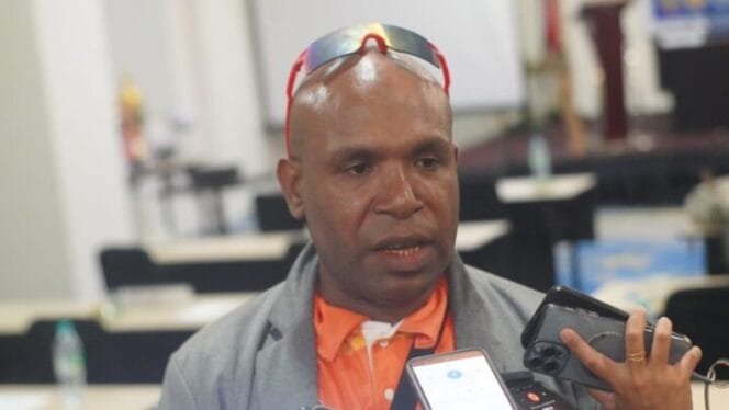 
Sekertaris Panitia Pelaksana (Panpel) Liga 4 PSSI Regional Papua Tengah, Raimondus Arnold Kelanangame. (Foto: Edwin Rumanasen/Sasagupapua.com)