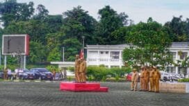 Bupati dan Wakil Bupati Mimika, Johannes Rettob-Emanuel Kemong saat memimpin Apel Perdana. (Foto: Edwin Rumanasen/Sasagupapua.com)