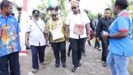 Gubernur Papua Tengah, Meki Nawipa dan Johannes Rettob saat berada di Kota Tua, Kokonao. (Foto: Istimewa)