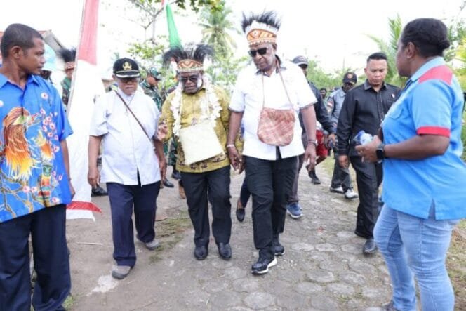 
Gubernur Papua Tengah, Meki Nawipa dan Johannes Rettob saat berada di Kota Tua, Kokonao. (Foto: Istimewa) 