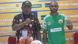 Pelatih Persipuja, Mial Balebata Armand dan Kapten tim Persipuja, Beny Kogoya Wonda. (Foto: Edwin Rumanasen) 